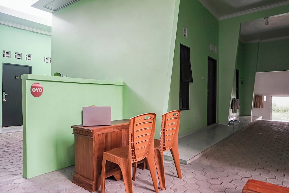 oyo 93695 guest house riharti syariah