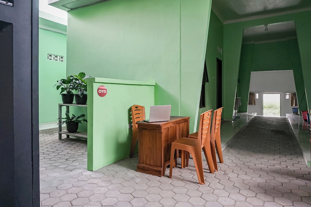 oyo 93695 guest house riharti syariah