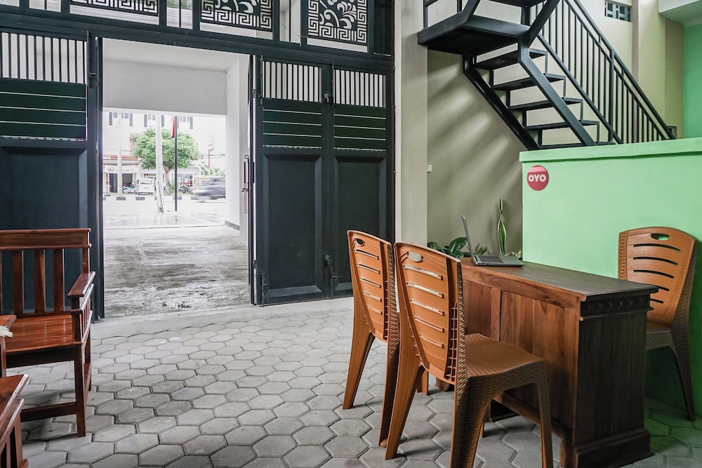 oyo 93695 guest house riharti syariah