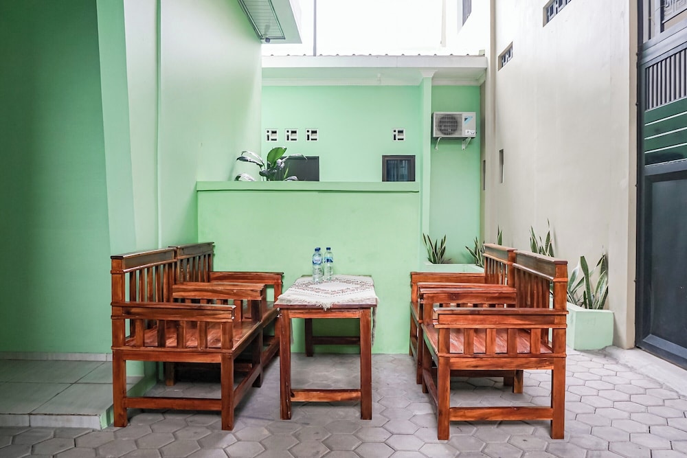 oyo 93695 guest house riharti syariah