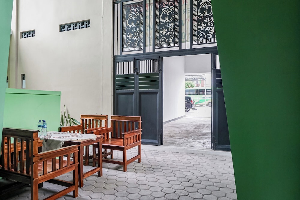 oyo 93695 guest house riharti syariah