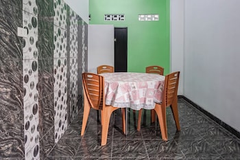 oyo 93695 guest house riharti syariah