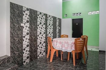 oyo 93695 guest house riharti syariah