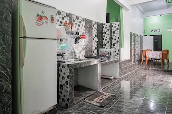 oyo 93695 guest house riharti syariah