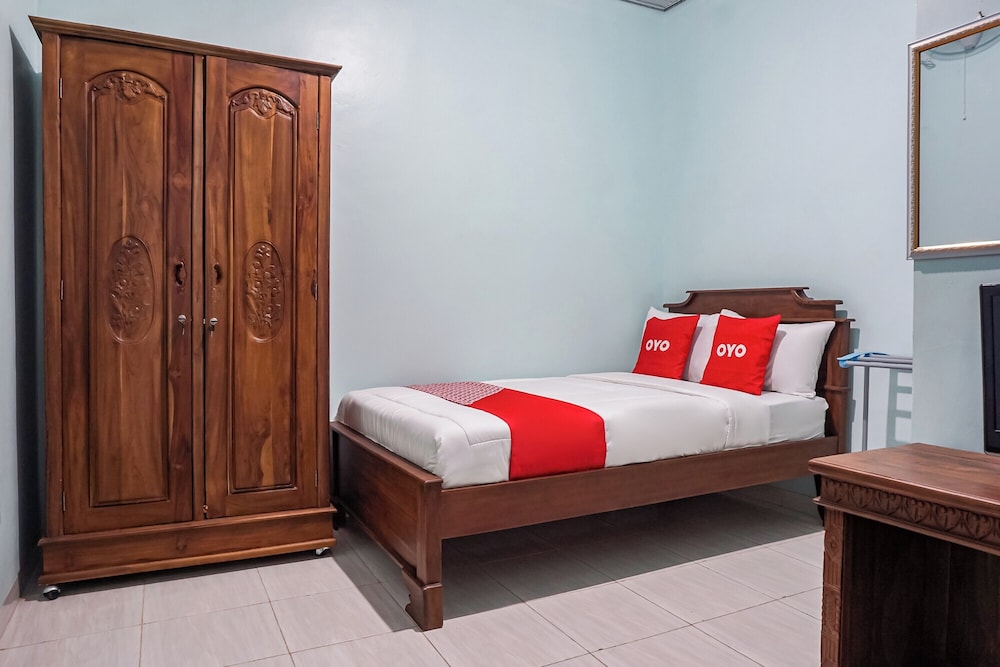 oyo 93695 guest house riharti syariah
