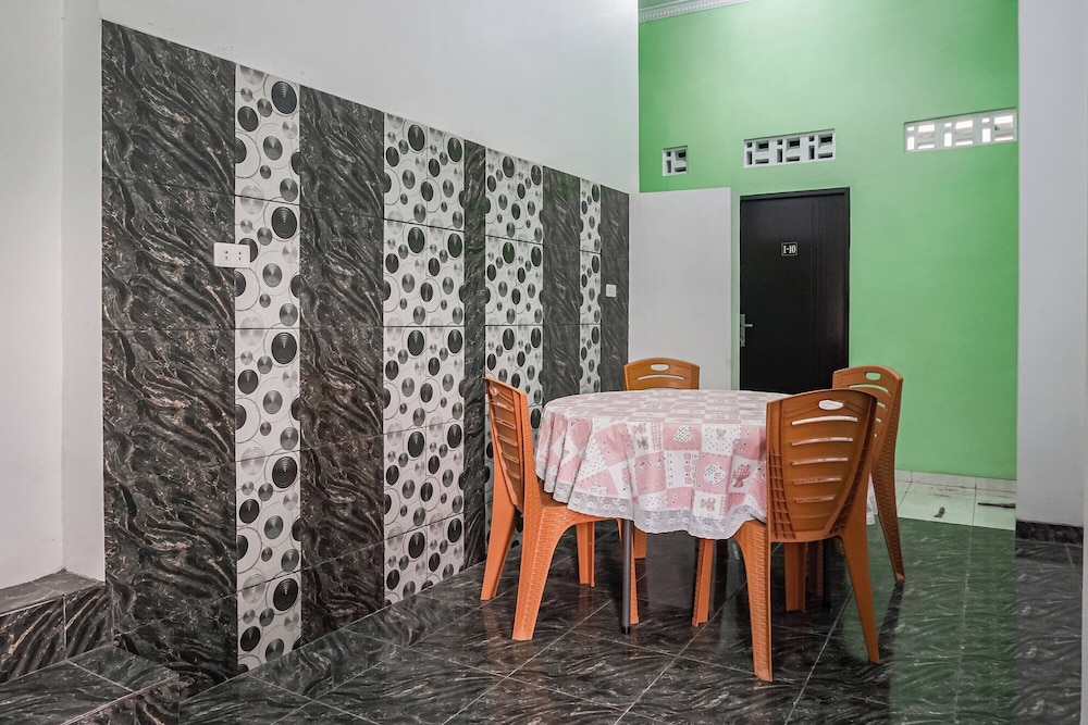 oyo 93695 guest house riharti syariah