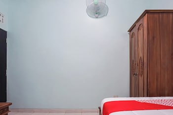oyo 93695 guest house riharti syariah