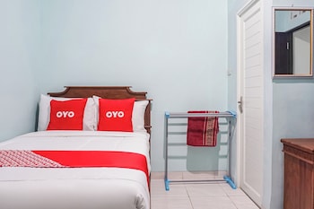 oyo 93695 guest house riharti syariah