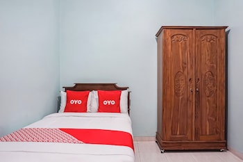 oyo 93695 guest house riharti syariah