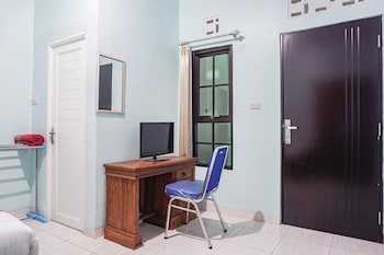 oyo 93695 guest house riharti syariah