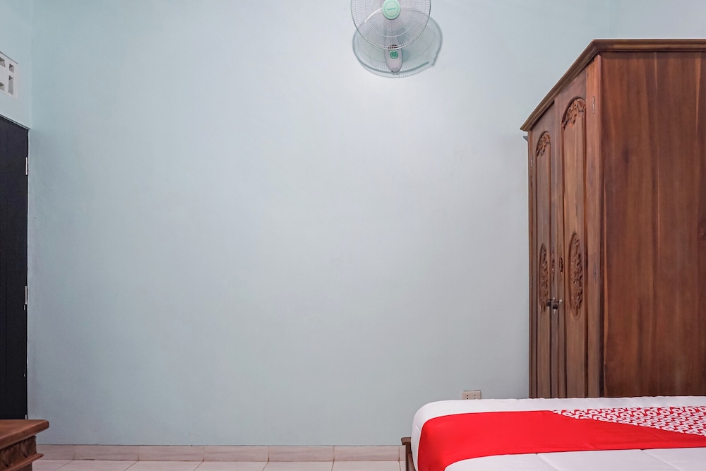 oyo 93695 guest house riharti syariah