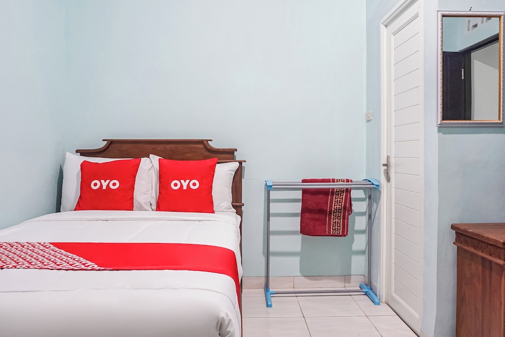 oyo 93695 guest house riharti syariah
