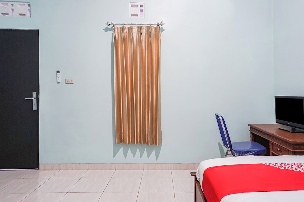 oyo 93695 guest house riharti syariah
