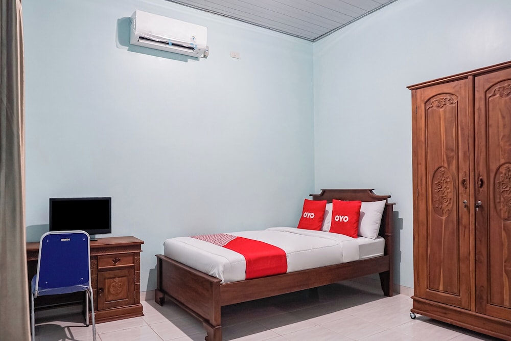 oyo 93695 guest house riharti syariah
