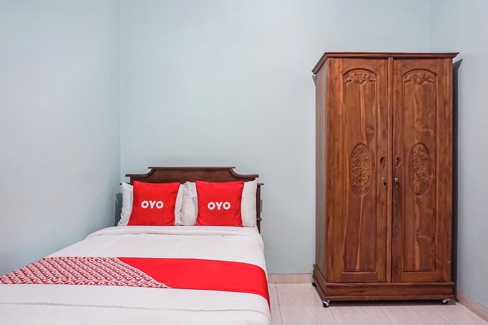 oyo 93695 guest house riharti syariah