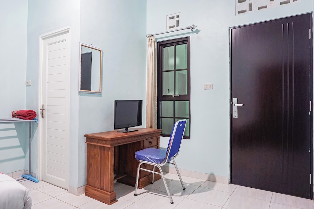 oyo 93695 guest house riharti syariah