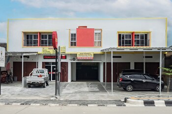 oyo 93695 guest house riharti syariah