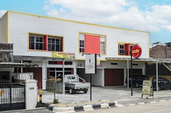 oyo 93695 guest house riharti syariah