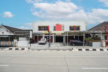 oyo 93695 guest house riharti syariah