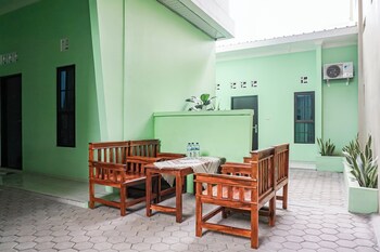 oyo 93695 guest house riharti syariah