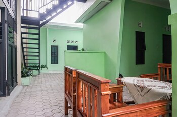 oyo 93695 guest house riharti syariah