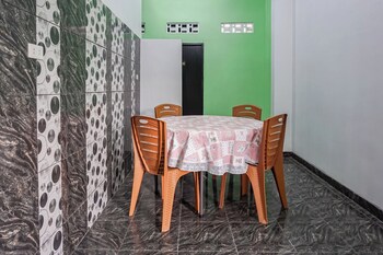 oyo 93695 guest house riharti syariah