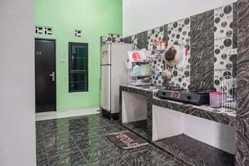 oyo 93695 guest house riharti syariah