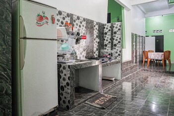 oyo 93695 guest house riharti syariah