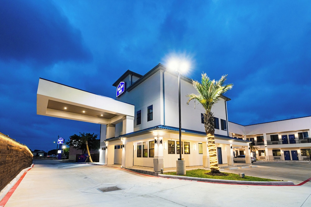 palace inn blue edgebrook