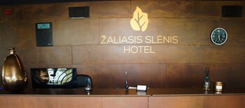 zaliasis slenis self check in hotel