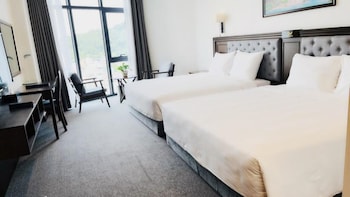 peace ha long hotel