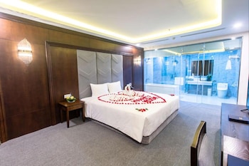 peace ha long hotel