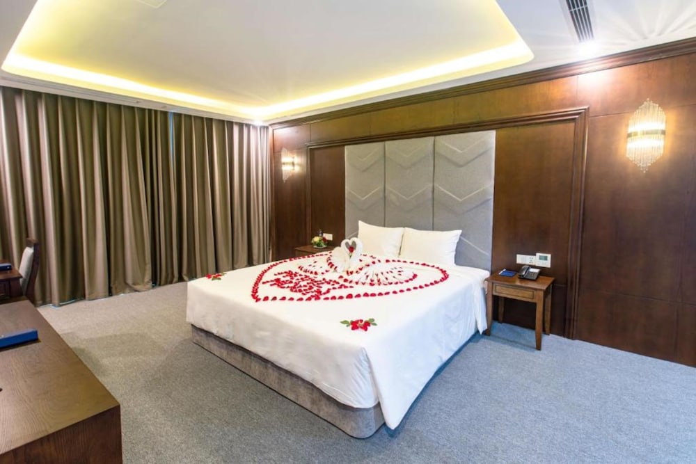 peace ha long hotel