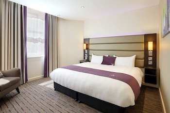 premier inn manchester handforth