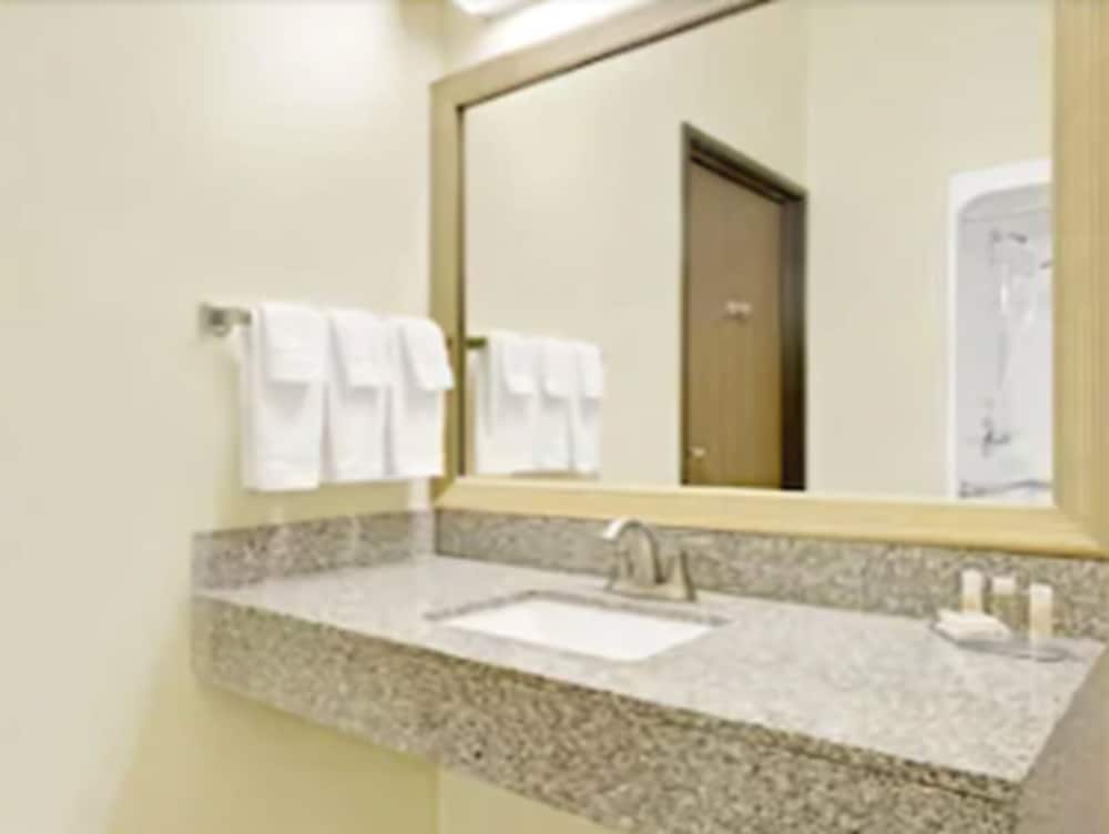 days inn by wyndham collinsville st louis