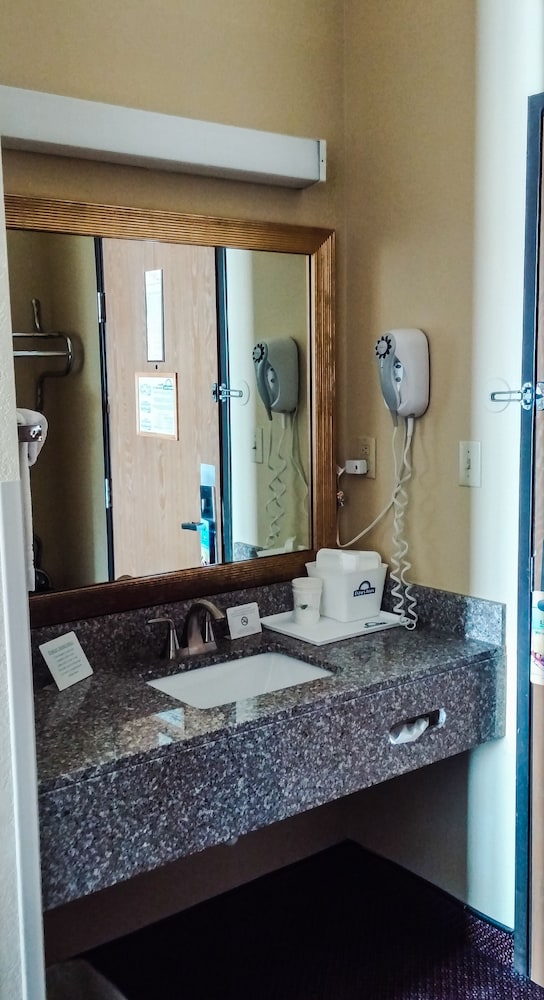 days inn by wyndham collinsville st louis
