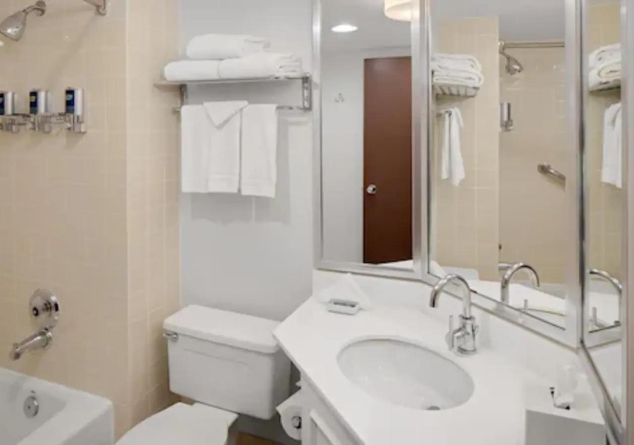 radisson hotel detroit metro airport