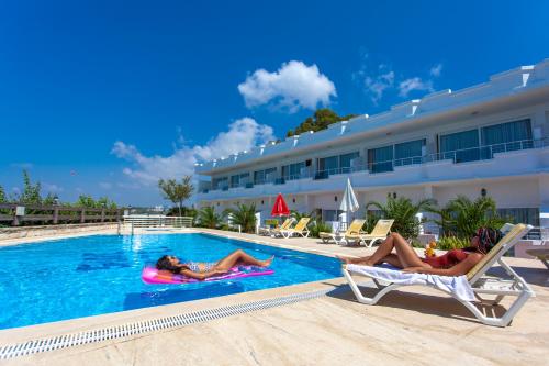 side beach club hotel