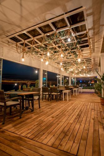 side beach club hotel