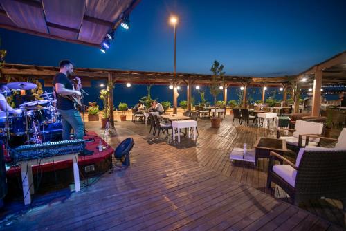 side beach club hotel