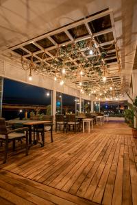 side beach club hotel