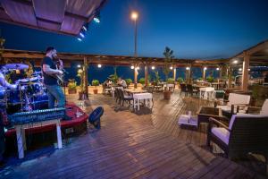 side beach club hotel