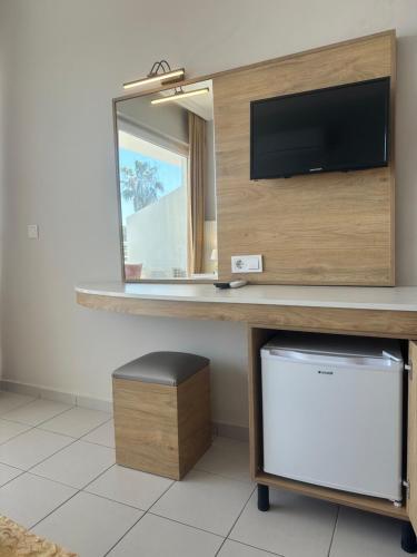 side beach club hotel