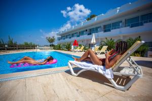 side beach club hotel