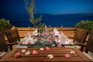 side beach club hotel