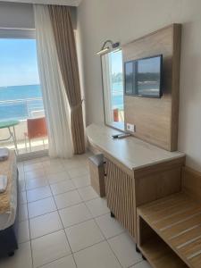 side beach club hotel