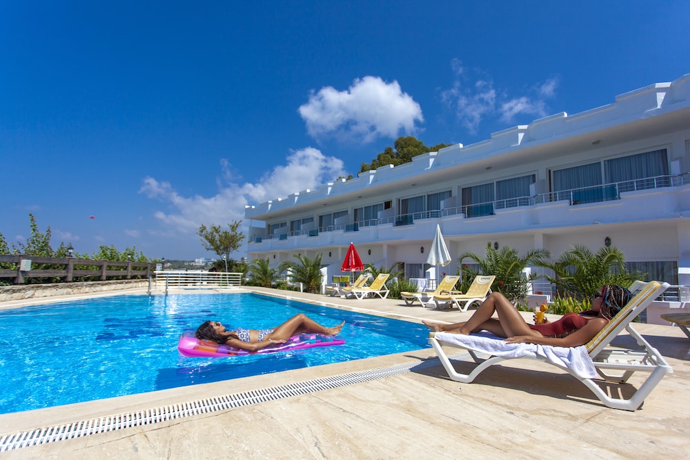 side beach club hotel