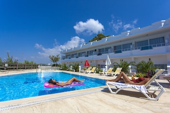 side beach club hotel