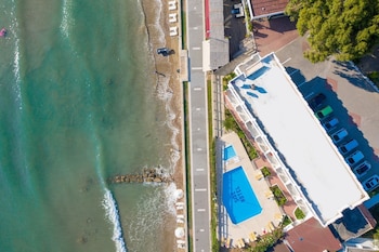 side beach club hotel