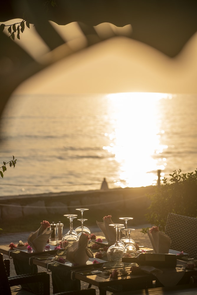 side beach club hotel